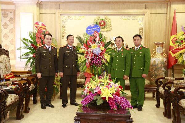 Đại diện Công an tỉnh Hưng Yên chúc mừng Học viện CSND